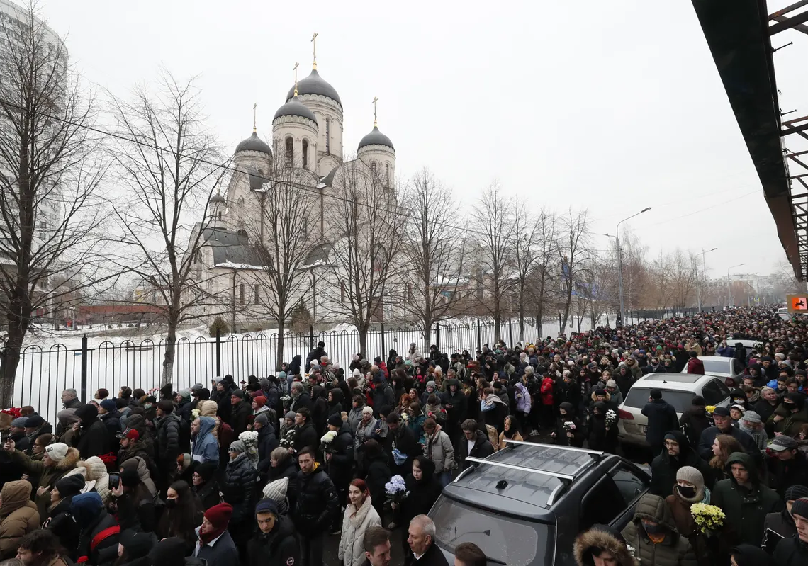 Funérailles de Navalny des milliers de personnes rassemblées à Moscou